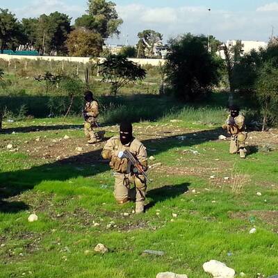 Vermummte Soldaten übten das Abseilen von einer Brücke.