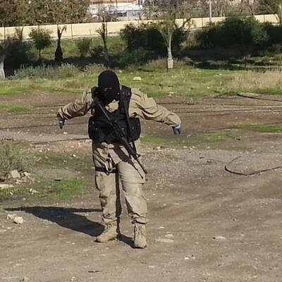 Vermummte Soldaten übten das Abseilen von einer Brücke.