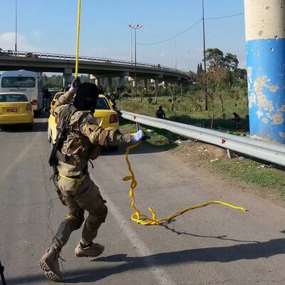 Vermummte Soldaten übten das Abseilen von einer Brücke.