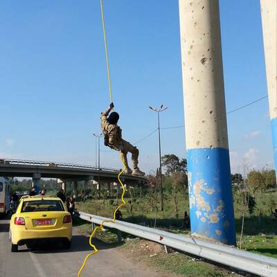 Vermummte Soldaten übten das Abseilen von einer Brücke.