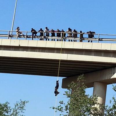 Vermummte Soldaten übten das Abseilen von einer Brücke.