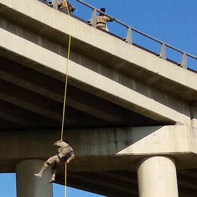 Vermummte Soldaten übten das Abseilen von einer Brücke.