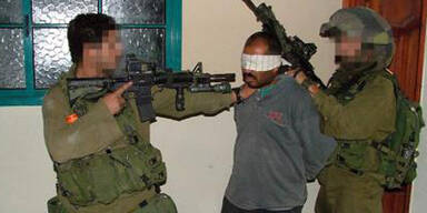 Israelischer Soldat w&uuml;rgt Gefangenen