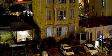 Frau sprengt sich auf Wachstube in die Luft