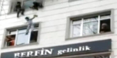 Mutter rettet ihre 4 Kinder durch Wurf aus drittem Stock