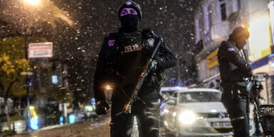 Frau sprengt sich auf Wachstube in die Luft