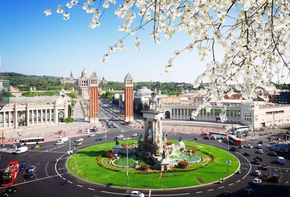 Plaça d‘Espanya, der Platz von Spanien am Fuße des Montjuïc im Frühling. 