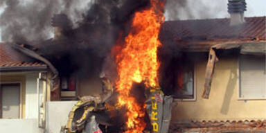 Sportflugzeug in Italien kracht in Reihenhaus