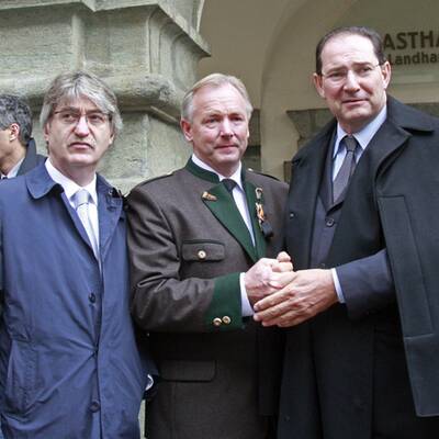 Politik und Prominenz trauern um Haider