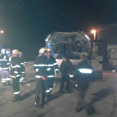 Bus kracht in Brücke - Dach abgerissen