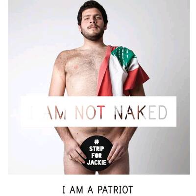 Nackte Solidarität für sexy Jackie