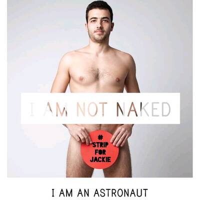 Nackte Solidarität für sexy Jackie