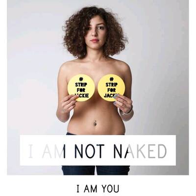 Nackte Solidarität für sexy Jackie