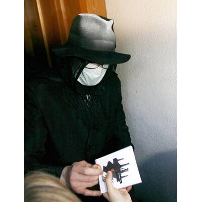 Michael Jackson verhüllt in Krankenhaus