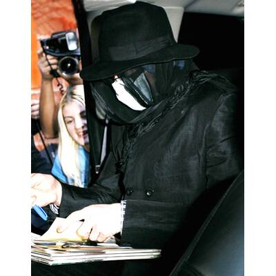 Michael Jackson verhüllt in Krankenhaus