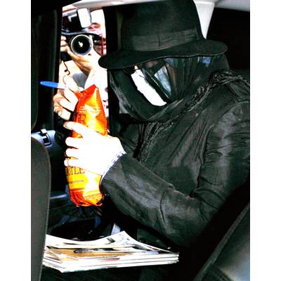 Michael Jackson verhüllt in Krankenhaus