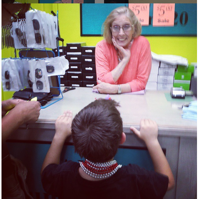 6-jähriger Waise sammelt Lächeln