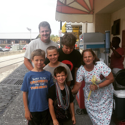 6-jähriger Waise sammelt Lächeln