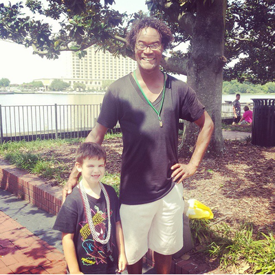 6-jähriger Waise sammelt Lächeln