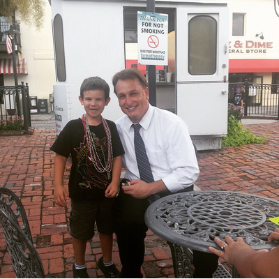 6-jähriger Waise sammelt Lächeln