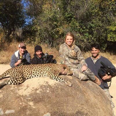 Sexy Jägerin sorgt für Empörung