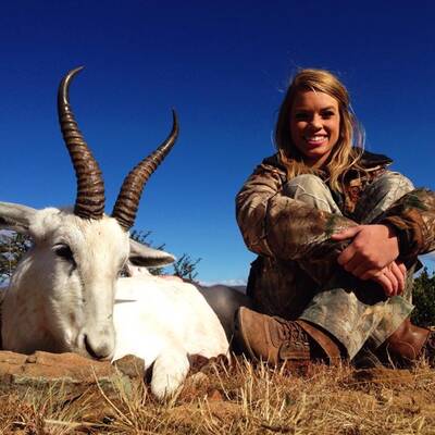 Sexy Jägerin sorgt für Empörung