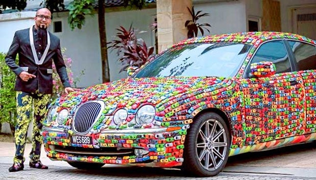 Jaguar mit 4.600 Spielzeugautos beklebt