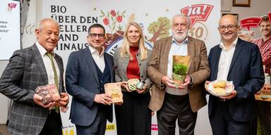 Bio-Marke Ja! Naturlich feiert 30. Geburtstag:Bio-Bauer Erwin Unger, REWE-Vorstand Marcel Haraszti,GF Ja! Natürlich Klaudia Atzmüller, Ex EU-Agrar-Kommissar Franz Fischlerund GF Ja! Natürlich Andereas Steid l(v. l. n.r.)