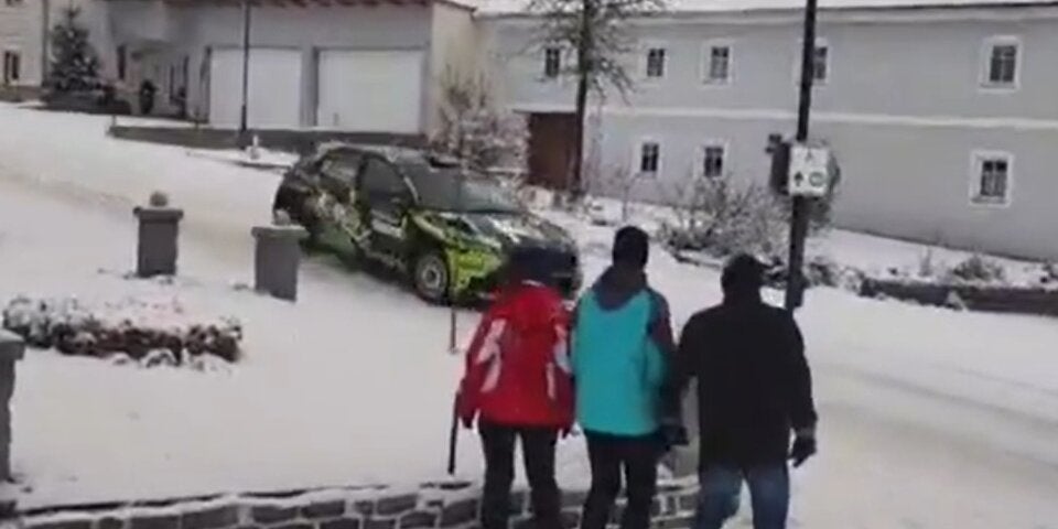 Jännerrallye: Auto landete in Löschteich