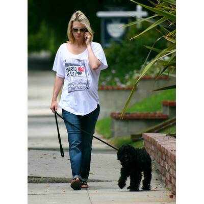 So sehen die Stars beim Gassigehen aus