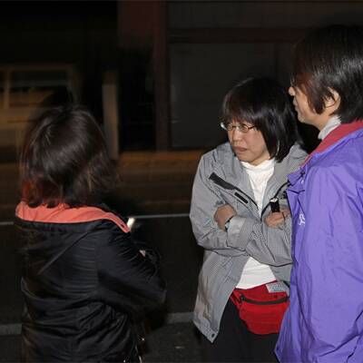 Japaner flüchten vor dem Beben ins Freie