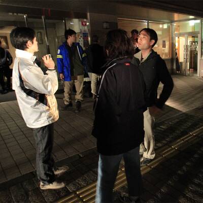 Japaner flüchten vor dem Beben ins Freie