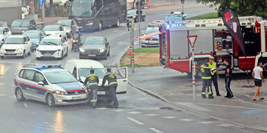 Polizeiauto kracht in Pkw