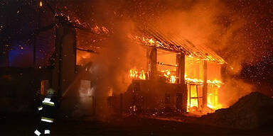 Feuerwehr rettet H&uuml;hner aus brennendem Stall
