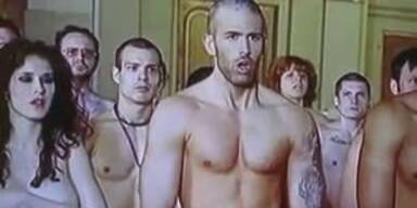 Jay Khan griff nackt zum Rasierer