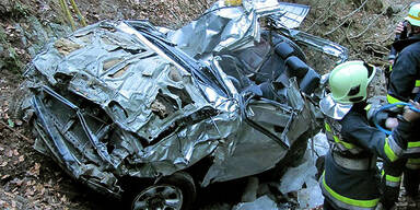 Jeep stürzt 250 Meter in die Tiefe - 1 Toter 