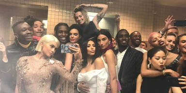 Wie viele Promis erkennen Sie auf diesem Foto?