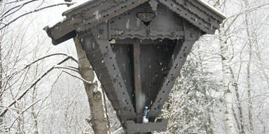 Jesus geschändet und auf Gleis entsorgt