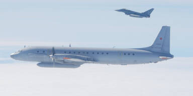 Deutsche Luftwaffe f&auml;ngt russische Milit&auml;rmaschine ab