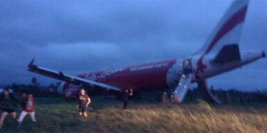 AirAsia-Jet schießt über Landebahn 