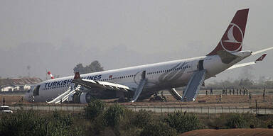 Reifenplatzer: Flugzeug-Crash bei Landung