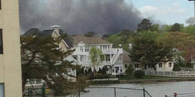 US-Kampfjet stürzt in Wohngebiet 