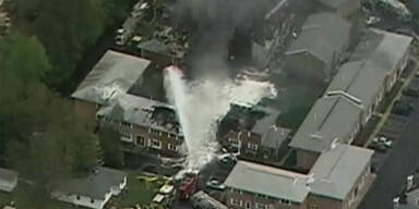 US-Kampfjet stürzt in Wohngebiet 