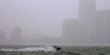 Irrer rast mit Jetski durch Hurrikan 