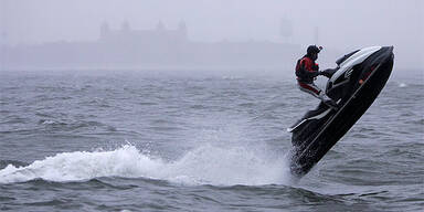 Irrer rast mit Jetski durch Hurrikan 