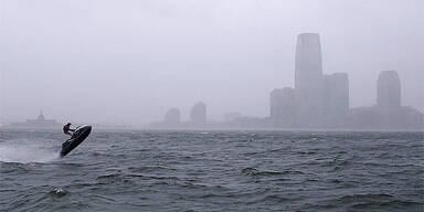 Irrer rast mit Jetski durch Hurrikan 