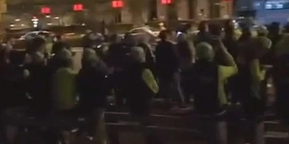 Paar crasht religiöses Festival mit Fenster-Sex