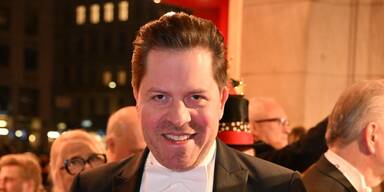 Opernball: Serafin mit Frack-Fauxpas