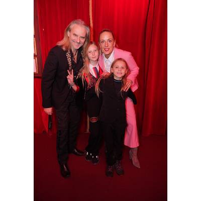 Christa Kummer mit Begleitung