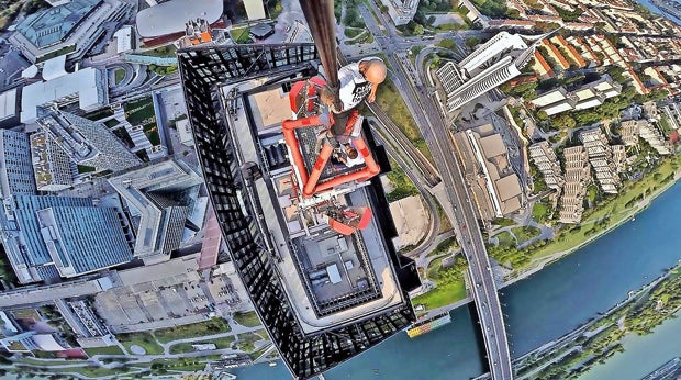 Irre! Handstand auf höchstem Haus Wiens